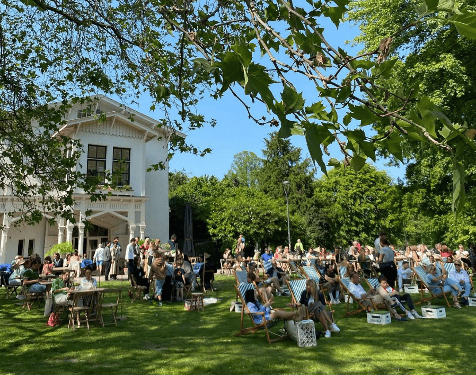 Vintage shopping in Het Park during Waluw at the Park Waluw at the Park brings a free summer vintage market to Parqiet in Het Park on 28 June, as part of the café’s 10th anniversary.